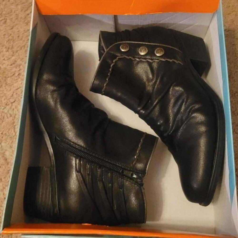 Black leather Baretraps ankle boots with a western vibe Women's Size 7